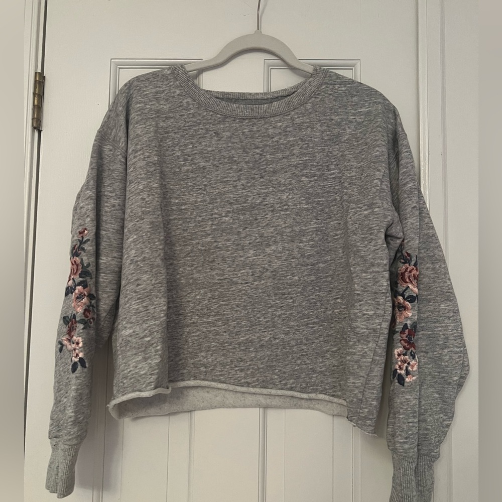 Abercrombie and Fitch cropped sweater w flower sleeves